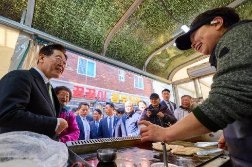 李대통령, 특수학교·전통시장 잇따라 방문…청주 민심 탐방