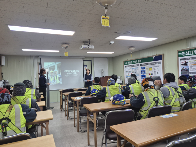 외국인 안전리더가 안전보건공단의 안전보건교육을 통역하고 있다 사진한국산업안전보건공단