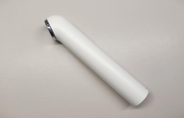 톰의 가정용 미용기기 더 글로우 시그니처 헤드가 비교적 넓고 110도로 꺾여 있어 피부에 잘 밀착된다 사진조현미 기자