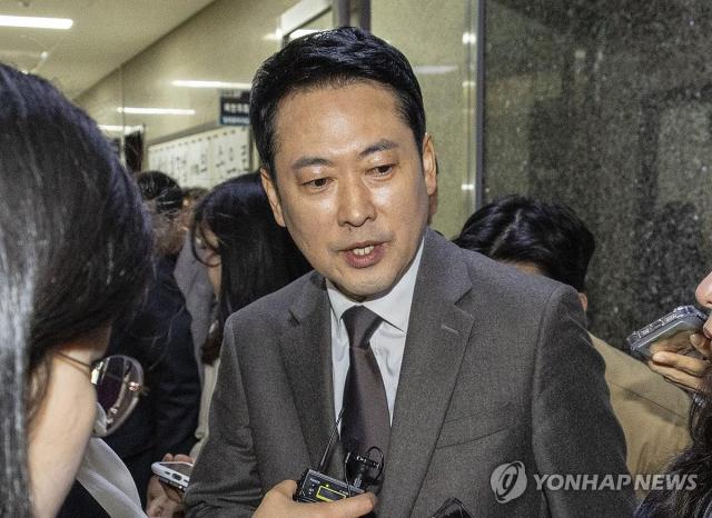 국민의힘 장동혁 대표가 13일 국회에서 취재진 질문에 답하고 있다사진노트북LM