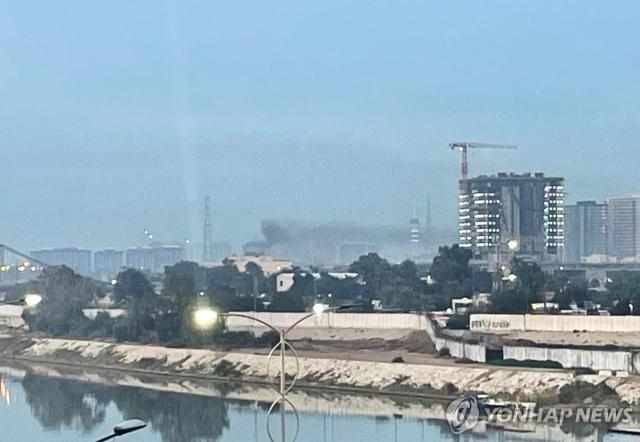 이라크 주재 미국 대사관에서 피어오르는 검은 연기 사진연합뉴스