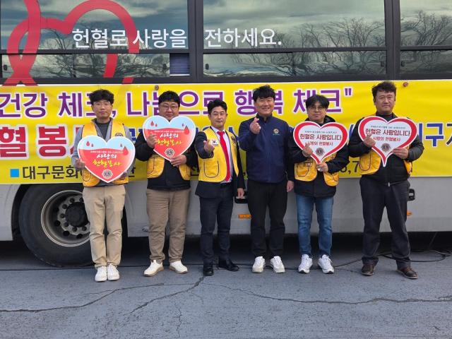 국제라이온스협회 대구지구 6지역 경인라이온스 오정민 회장우측 두번째과 회원들이 기념 촬영을 하고 있다사진안경호 기자