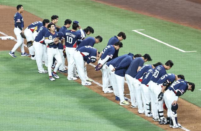 South Korean players bow to the crowd after their 10–0 mercy-rule loss to the Dominican Republic in the seventh inning of the World Baseball Classic WBC quarterfinal at loanDepot Park in Miami Florida on March 13 2026 Yonhap
