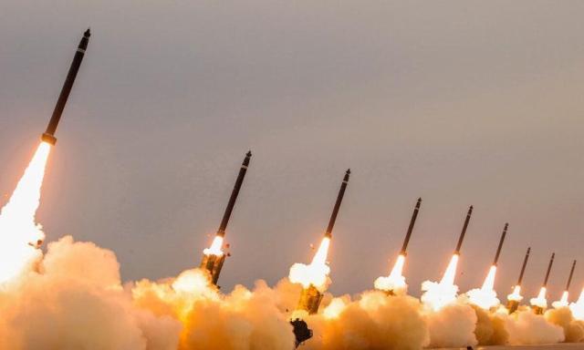 북한 초대형방사포들이 2024년 5월 30일 발사차량에서 일제히 발사되고 있다 사진조선중앙통신·연합뉴스