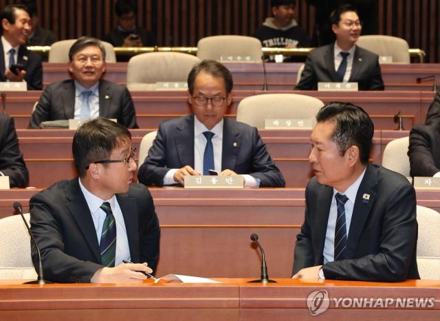 한병도 원내대표와 대화하는 정청래 대표사진연합뉴스