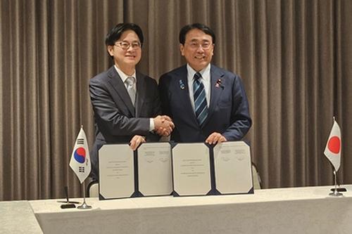 김정관 산업통상부 장관과 아카자와 료세이 일본 경제산업상이 14일 도쿄 힐튼호텔에서 열린 제1차 인도태평양 에너지안보 장관회의를 계기로 양자회담을 열고 한일 공급망 파트너십을 체결했다 사진연합뉴스