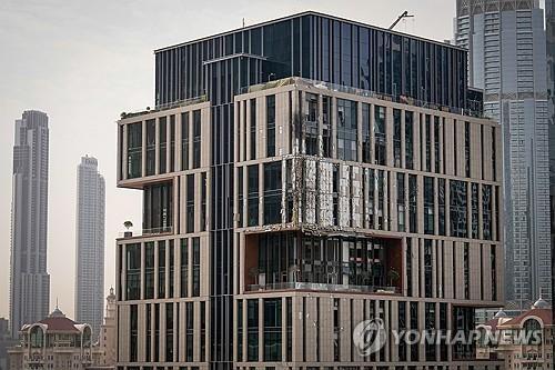 요격 파편에 부서진 아랍에미리트UAE 두바이 도심의 국제금융지구DIFC의 빌딩사진연합뉴스