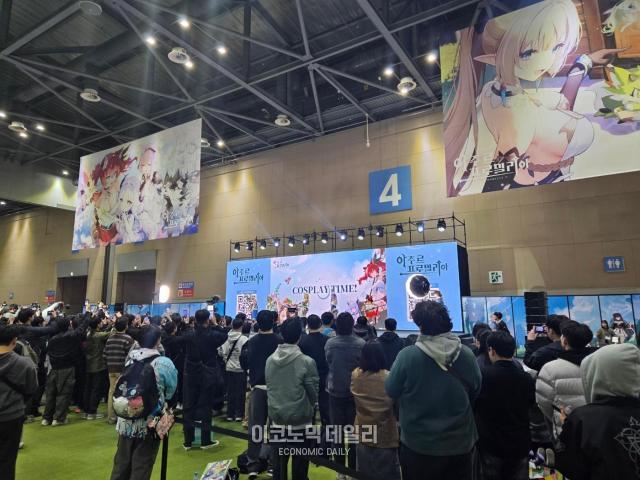 경기도 일산 킨텍스 코믹월드 4번홀에 마련된 넥슨의 아주르 프로밀리아 메인 무대에서 코스프레쇼가 진행되고 있다 사진류청빛 기자