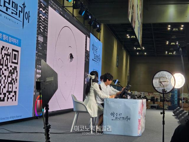 레바 작가가 관람객들과 소통하며 게임 캐릭터를 즉석에서 그리고 있다 사진류청빛 기자