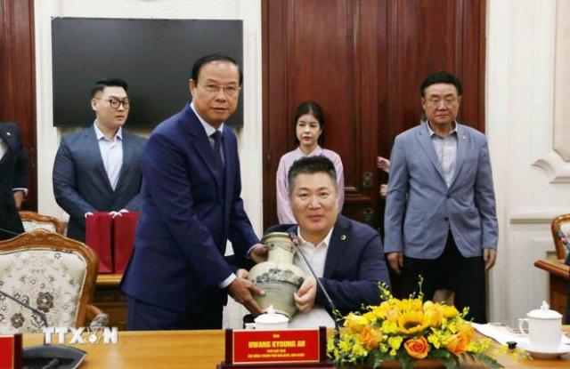 응우옌 반 토왼쪽 호찌민시 인민의회 상임 부의장이 황경아 대전광역시의회 의원에게 기념품을 전달하고 있다 사진베트남 통신사