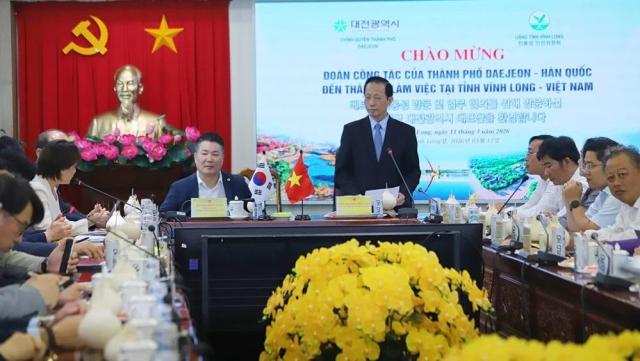 응우옌 쭉 선 빈롱성 당위원회 상무위원이자 인민위원회 부위원장이 환영사를 하고 있다 사진베트남 통신사