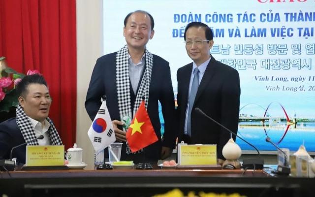 양측 지방자치단체 지도부 대표단이 기념사진을 촬영하고 있다 사진빈롱성 공식홈페이지