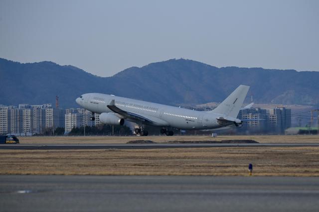 14일 중동 재외국민 귀국 지원 작전 사막의 빛Desert Shine 임무를 위해 공군 공중급유기KC-330가 김해기지에서 이륙하고 있다 사진국방부
