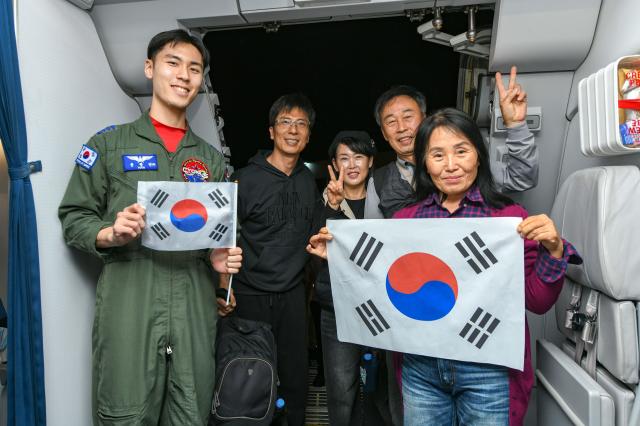 14일 저녁 중동지역에 체류 중이던 우리 국민들이 사막의 빛 작전으로 사우디아라비아 리야드에 도착한 공군 수송기KC-330에 탑승하고 있다 사진국방부