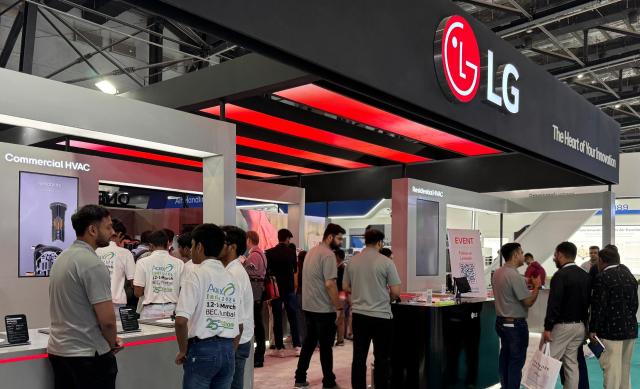 LG전자가 12일 인도 뭄바이에서 열린 공조 전시회 ‘ACREX 2026’에서 최고 수준의 에너지 효율과 작동 중 정전으로 인한 급정지시 발생하는 충격을 최소화하는 설계를 적용한 컴프레서 부품 라인업을 공개했다 사진LG전자