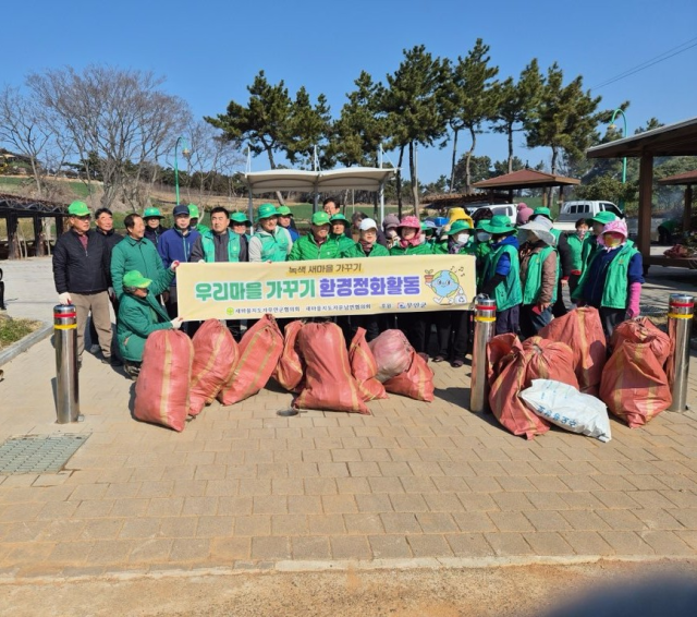 무안군 운남면 새마을협의회회장 오성택는 13일 운남면 영해공원 일대에서 바닷가 환경정화 활동을 실시했다사진무안군