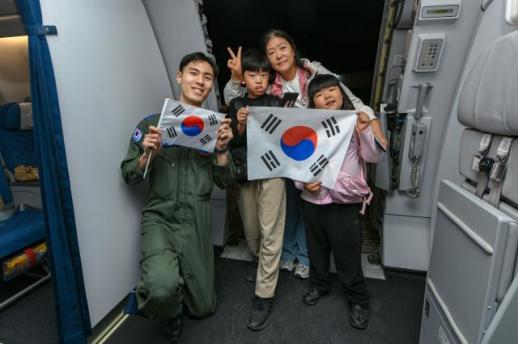 韩国派军机赴中东撤侨 211人搭机返国