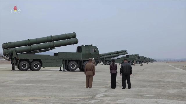 북한 조선중앙TV는 김정은 북한 국무위원장이 참관한 가운데 14일 600mm 초정밀다연장방사포 타격훈련을 진행했다고 15일 보도했다사진조선중앙TV화면