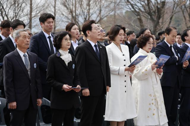 이재명 대통령과 김혜경 여사가 15일 경남 창원시 마산회원구 국립 3·15 민주 묘지에서 열린 제66주년 3·15의거 기념식에서 참석자들과 함께 3·15의거 노래를 제창하고 있다 사진청와대통신사진기자단
   