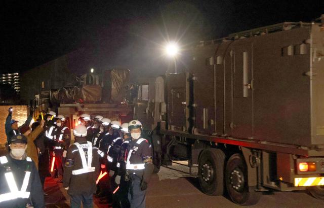 장거리 미사일 관련 장비를 실은 차량이 9일 일본 구마모토시 육상자위대 주둔지로 들어가고 있다 일본 정부는 중국을 겨냥한 장거리 반격 미사일을 이달 말까지 배치할 계획이라고 밝혔다 사진AFP