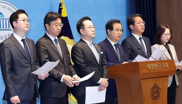 더불어민주당 윤석열정권 조작기소 진상규명 및 공소취소를 위한 국정조사 추진위원회 소속 의원들이 15일 국회 소통관에서 신속한 국회 국정조사특별위원회 구성을 위한 국민의힘 협조를 촉구하고 있다 왼쪽부터 김동아 이용우 박성준 이건태 김승원 이주희 의원 사진연합뉴스