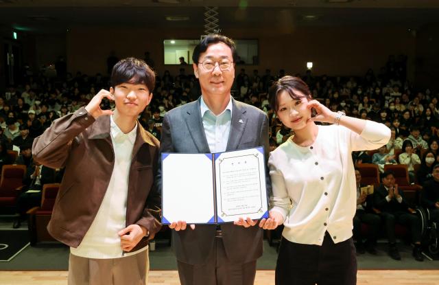 정명근 화성특례시장이 화성시장학관 신규 입사생 대표들과 함께 입사 선서문을 들고 기념촬영을 하고 있다 사진화성시