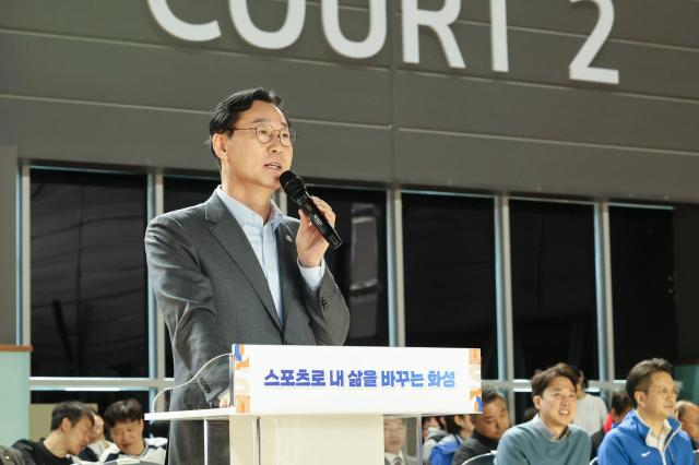 정명근 화성특례시장이 ‘2026 바르다임병원장배 및 화성특례시협회장기 배드민턴대회’ 개회식에서 축사를 하고 있다 사진화성시