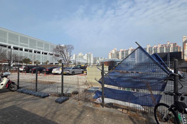 14일 서울 도봉구 창동 1-29 일대 모습 당초 GTX-C 노선 개통이 지역 호재로 떠올랐지만 공사비 갈등으로 인해 공사가 지연되고 있다 현재 창동역 GTX-C 예정지는 근처 민자역사 공사 자재가 적재됐거나 공영주차장으로 활용되고 있다 사진홍승우 기자