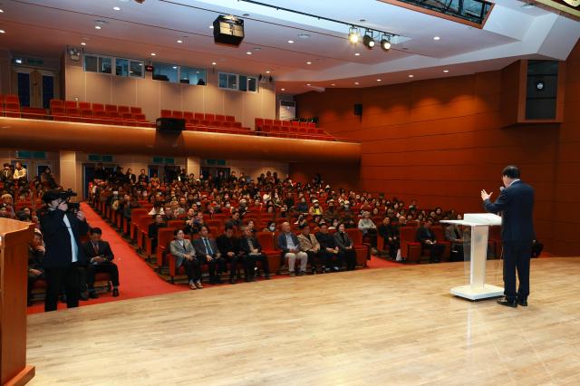 지난 13일 경주 서라벌문화회관에서 열린 ‘SMR 1호기 경주 유치 시민설명회’에서 주낙영 시장이 시민들을 대상으로 SMR 1호기 유치 필요성과 경주의 미래 산업 전략에 대해 설명하고 있다 사진경주시