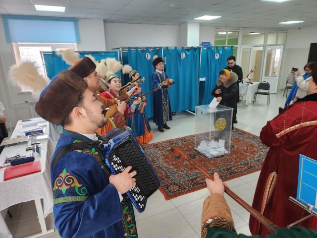 A traditional band performs for voters inside the ballot area at School-Lyceum No 3 in the Lesnaya Polyana residential complex on March 15 to encourage participation in the national constitutional referendum AJP Park Sae-jin