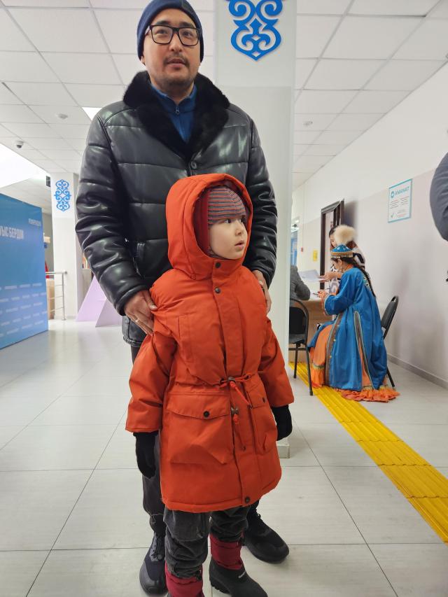 Gemini의 응답
Almas Jexenbekov stands with his pre-school son during an interview at School-Lyceum No 3 in the Lesnaya Polyana residential complex on March 15 during the national constitutional referendum AJP Park Sae-jin