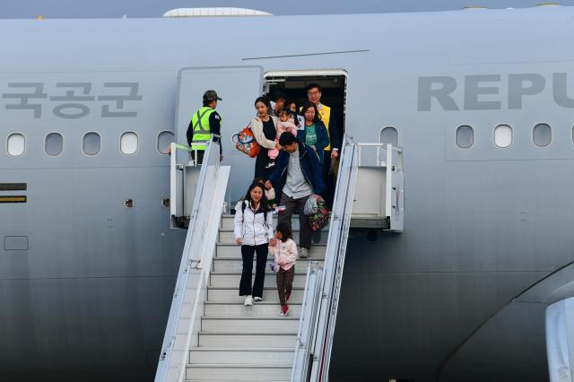 비행기 탄 순간 마음 놓였어요...중동지역 국민 204명 무사 귀국
