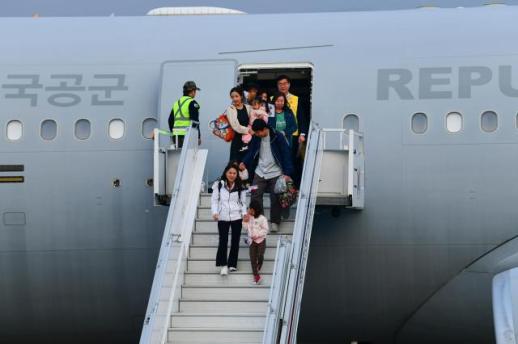비행기 탄 순간 마음 놓였어요...중동지역 국민 204명 무사 귀국
