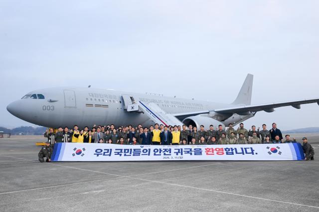 안규백 국방부 장관이 15일 중동 재외국민 귀국 지원 작전 사막의 빛Desert Shine 임무를 완수하고 귀국한 임무요원 및 관계자들을 격려하며 파이팅을 외치고 있다 사진국방부

