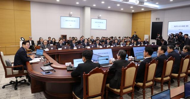 이재명 대통령 수석보좌관회의 주재
    서울연합뉴스 한상균 기자  이재명 대통령이 12일 청와대에서 수석보좌관회의를 주재하고 있다 2026312