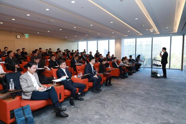 홍순옥 NH농협금융지주 사업전략부사장이 세미나 개최를 위해 인사말씀을 하고 있다 사진농협금융
