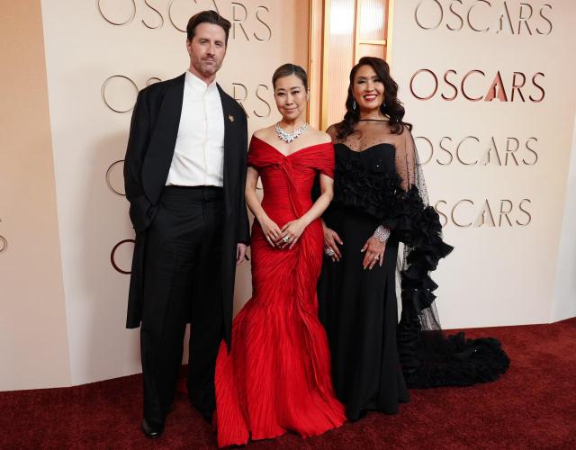 Các đồng đạo diễn của KPop Demon Hunters gồm từ trái sang đạo diễn Chris Appelhans đạo diễn Maggie Gang và nhà sản xuất Michelle Wong ẢnhAP-Yonhap News