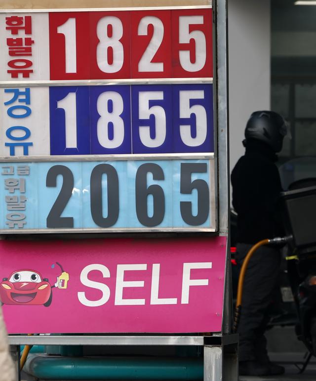지난달 28일현지시간 발발한 미국과 이스라엘의 이란 공습 여파로 국내 주유소 휘발유와 경유 가격이 가파르게 상승하고 있는 지난 3월 5일 서울의 한 주유소에 유류 가격이 표시돼 있다 사진연합뉴스