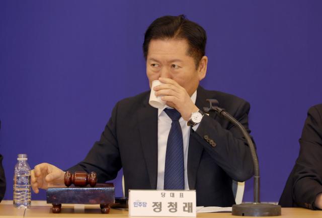 더불어민주당 정청래 대표가 지난 13일 전북 순창군 발효미생물산업진흥원에서 열린 현장 최고위원회의에서 물을 마시고 있다사진연합뉴스