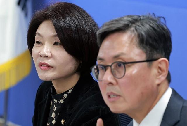 한정애 더불어민주당 정책위의장이 10일 국회의원회관에서 열린 민주당 중동사태 경제 대응 태스크포스TF 1차 회의에 참석해 TF 간사를 맡은 안도걸 의원과 대화하고 있다 사진연합뉴스