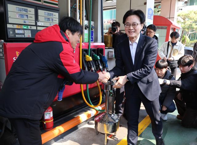 김정관 산업통상부 장관이 석유 최고가격제 시행 첫날인 13일 서울의 한 주유소를 방문하고 있다 사진연합뉴스