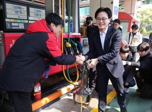 김정관 산업장관 정유사 공급가 인하, 소비자 가격 반영 속도 느려