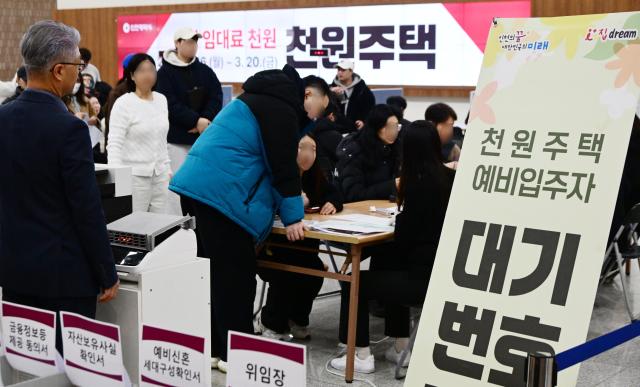 16일 시청 중앙홀에서 천원주택 예비입주자 접수를 받고 있다 사진인천시