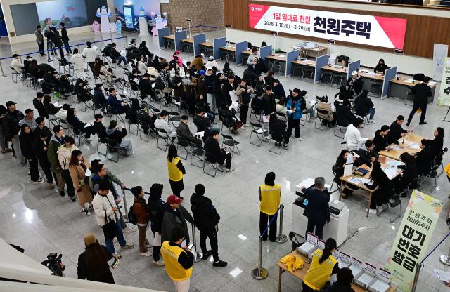 16일 시청 중앙홀에서 천원주택 예비입주자 접수를 받고 있다 사진인천시