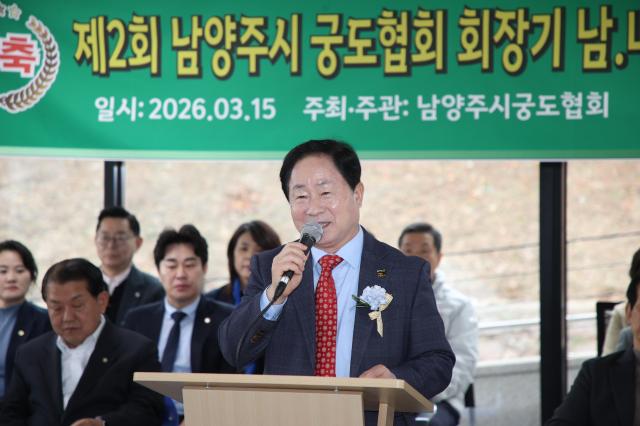 남양주시협회장기 궁도대회에서 선수들을 격려하고 있는 주광덕 시장 모습 사진남양주시