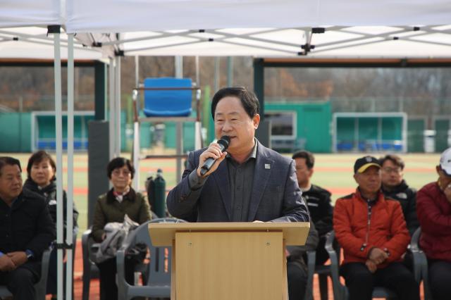 남양주시협회장기 테니스대회에서 선수들을 격려하고 있는 주광덕 시장 사진남양주시