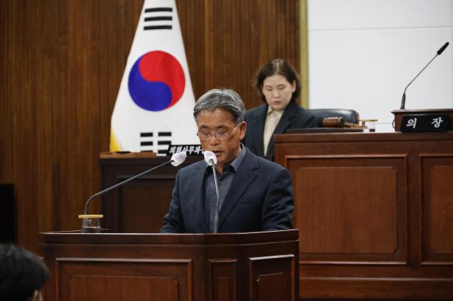 이창수 의원이 ‘하평해변 건널목 폐쇄로 본 동해시 행정 대응 문제점과 질적 전환 제안’을 주제로 발언하고 있다 사진동해시의회
