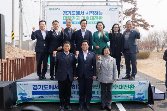 16일 오전 시화방조제에서 경기 햇빛자전거길 1호 준공식에 참석한 김동연 경기도지사 및 주요내빈들이 기념촬영을 하고있다 사진경기도