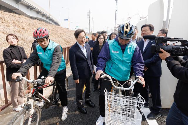 16일 오전 시화방조제에서 경기 햇빛자전거길 1호 준공식에서 김동연 경기도지사가 라이딩을 하는 도민들과 대화하고있다 사진경기도
