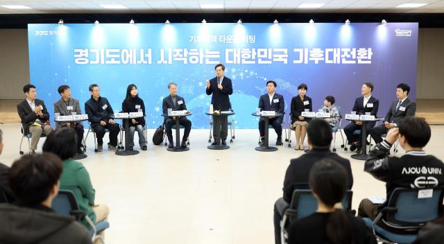 16일 오전 시흥근로자종합복지관에서 열린 기후정책 타운홀미팅에서 김동연 경기도지사가 기후정책 타운홀 미팅에 참여하고 있다 사진경기도